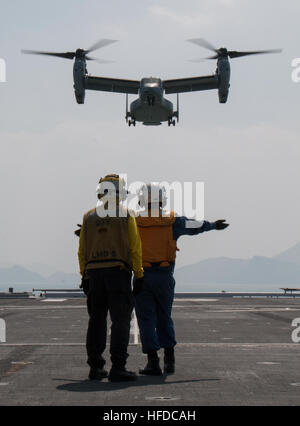 KUMAMOTO, Japan (19. April 2016) der 31. Marine Expeditionary Unit ein MV-22 Osprey Flugzeug von Marine Medium Tilitrotor Squadron (VMM) 265 beigefügt landet an Bord JS Hyuga (DDH 181) zur Unterstützung der Regierung von Japan Hilfsmaßnahmen nach Erdbeben in der Nähe von Kumamoto. Die langjährige Allianz zwischen Japan und den USA ermöglicht es US-Streitkräfte in Japan, um schnelle, integrierte Japan Self-Defense Force und zivilen Hilfsmaßnahmen zu unterstützen. (U.S. Navy Photo by Mass Communication Specialist 3. Klasse Gabriel B. Kotico/freigegeben) 160419-N-AE545-482 mitreden: Htt Stockfoto