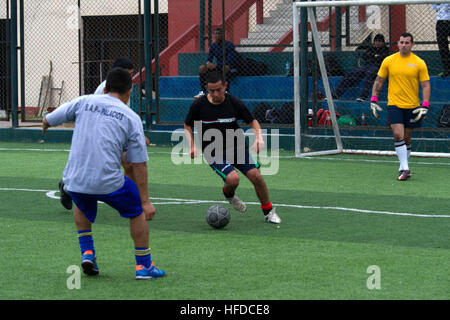 US Marine Aviation Boatswain Mate (Handling) 1. Klasse Gerson Gonzalez, Zentrum, zugeordnet zu den amphibischen Angriff Schiff USS America (LHA-6), bewegt sich der Ball über das Feld während des Spiels eine freundliche Fußballspiel mit peruanischen Seglern bei einem geplanten Hafen-Besuch in Callao, Peru, 2. September 2014. Die neu in Betrieb genommenen amphibischer Angriff Schiff USS America (LHA 6) begab sich auf eine Mission Ausbildung Engagements mit Partnerstaaten auf dem amerikanischen Kontinent durchzuführen, bevor Sie zu ihrer neuen Heimat Hafen von San Diego melden. Die America wurde eingerichtet, um 11. Oktober 2014 feierlich in Betrieb genommen werden. (U.S. Navy Photo von Stockfoto