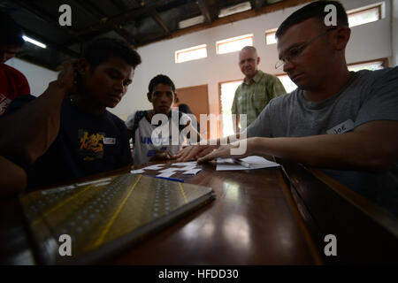 Fuca, Teilnahme an der Universidade Nacional Timor e Timorese College-Student ist eine englische Übung mit Hospital Corpsman beendet 1. Klasse Joe Pica. Pica ist Naval Mobile Bau-Bataillon 3 Konstruktionsdetail bürgerschaftliches Engagement in Timor-Leste zugeordnet. Seabees von NCMB 3 werden in Timor-Leste, Bürgerbeteiligung Ingenieurprojekten, formale Schulung mit dem Gastgeberland und Gemeindeveranstaltungen Beziehungen zur gemeinsamen Fähigkeiten verbessern und zur Verbesserung des Landes Sozialhilfe bereitgestellt. Eines der ersten Bataillone in Auftrag gegeben, während des zweiten Weltkriegs, NMCB 3 le Stockfoto