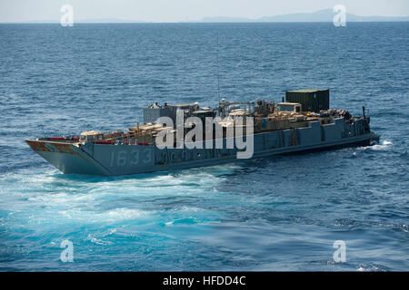 Eine Landungsboot Dienstprogramm fährt gut Deck vorwärts bereitgestellt amphibischer Angriff Schiff USS Bonhomme Richard (LHD-6). Bonhomme Richard ist das Typschiff der Bonhomme Richard amphibische bereit Gruppe und mit der eingeschifften 31. Marine Expeditionary Unit, führt derzeit gemeinsame Kraft Operationen in den USA 7. Flotte Aufgabengebiet. (Foto: U.S. Navy Mass Communication Specialist 2. Klasse Adam D. Wainwright/freigegeben) US Navy Landing Craft Utility 1633 verlässt nun Deck des amphibischen Angriff Schiff USS Bonhomme Richard (LHD-6) in das Ostchinesische Meer 11. März 2014 140 Stockfoto