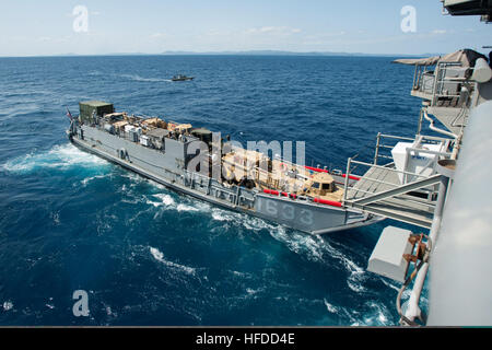 Eine Landungsboot Dienstprogramm fährt gut Deck vorwärts bereitgestellt amphibischer Angriff Schiff USS Bonhomme Richard (LHD-6). Bonhomme Richard ist das Typschiff der Bonhomme Richard amphibische bereit Gruppe und mit der eingeschifften 31. Marine Expeditionary Unit, führt derzeit gemeinsame Kraft Operationen in den USA 7. Flotte Aufgabengebiet. (Foto: U.S. Navy Mass Communication Specialist 2. Klasse Adam D. Wainwright/freigegeben) US Navy Landing Craft Utility 1633 verlässt nun Deck des amphibischen Angriff Schiff USS Bonhomme Richard (LHD-6) in das Ostchinesische Meer 11. März 2014 140 Stockfoto