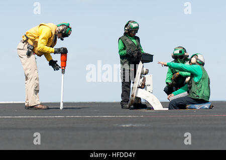 U.S. Navy Lt. Andrew Tingley, links, Aviation Boatswain Mate (Ausrüstung) Airman Monique Carmona, Zentrum und Luftfahrt Bootsmann Mates (Ausrüstung) 3. Klasse Roberto Roque und Tylan Remata Katapult Prüfungen durchführen auf dem Flugzeugträger USS Harry S. Truman (CVN-75) in den Golf von Oman 19. Februar 2014. Die Truman war das Flaggschiff für Harry S. Truman Carrier Strike Group und in den USA bereitgestellt 5. Flotte Bereich der Verantwortung zur Steigerung der Sicherheit im Seeverkehr Operationen, Theater Sicherheitsbemühungen Zusammenarbeit und Operation Enduring Freedom. (DoD Foto von Mass Communication Specialist 3 Stockfoto