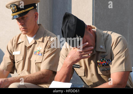 U.S. Navy Lt. David Duprey, links, Seelsorger und Luftfahrt Boatswain Mate 1. Klasse Erik Scott, beide auf dem Flugzeugträger USS Abraham Lincoln (CVN-72) zugewiesen, ein Moment der Stille während eine 9/11-Gedenkfeier 11. September 2013, auf dem Triumphbogen in Newport News, Virginia Terroristen entführt vier Passagierflugzeuge 11. September 2001 zu beobachten. Zwei der Flugzeuge wurden absichtlich stürzte in das World Trade Center in New York; man war in das Pentagon stürzte; die vierte stürzte in der Nähe von Shanksville, Pennsylvania fast 3.000 Menschen bei den Anschlägen starben. (U.S. Navy Photo von Masse Kommunikation Specialis Stockfoto