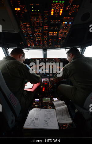 US Navy Lt. j.g. Nick Horton, links, und Lt. Clayton Hunt, Marine Flieger zugewiesen, Patrol Squadron (VP) 16, führen Preflight-Prüfungen in der Station Flug eines Flugzeugs der P-8A Poseidon vor einer Mission, um bei Suche und Wiederherstellung Operationen für Malaysia Airlines Flug 370 in Perth, Australien, 1. April 2014 zu unterstützen. US Navy-Schiffe und Flugzeuge wurden geschickt, um eine multinationale Suche nach Malaysia Airlines Flug 370, unterstützen die 8. März 2014, über den Golf von Thailand mit 239 Menschen an Bord verschwunden. (Foto: U.S. Navy Chief Masse Kommunikation Spezialist Keith DeVinney/freigegeben) US-Na Stockfoto