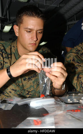 An Bord der USS Tarawa (LHA-1) füllt Hospital Corpsman Beau Surratt befestigt Battalion Landing Team, 1. Bataillon, 5. Marines, 11. Marine Expeditionary Unit, Kunststoff-Pakete mit Eisentabletten für die Menschen in Bangladesch. (Eisen wird geachtet, Anämie, die Unfähigkeit des Blutes richtig gerinnen zu verhindern, die durch Mangelernährung verursacht). Amphibischer Angriff Schiff Tarawa und eingeschifften 11. Marine Expeditionary Unit führen humanitäre Hilfe/Katastrophenhilfe als Reaktion auf die Regierung von Bangladesch Rechtshilfeersuchen nach tropischer Zyklon Sidr ihre Südküste 15. November geschlagen. Die Stockfoto