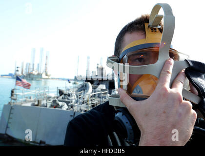 US Navy Petty Officer 2. Klasse Gabriel Shelton, zugewiesen, Explosive Ordnance Entsorgung Expeditionary Support Unit (EODESU) 2, führt ein Kommunikationstest auf ein MK 20 Unterwasser Atemgerät vor zu gehen ins Wasser, um eine Schraube Propeller auf Küstenpatrouille Kriegsschiff USS Firebolt (PC-10) Tierhaltung Tauchgangs in Mina Salman, Bahrain, 7. März 2011 das Schiff zu reparieren. EODESU-2 mit Commander Task Group 56,1 unterstützende maritimer Sicherheitsoperationen und Sicherheitsbemühungen Zusammenarbeit Theater in den USA bereitgestellt wird 5. Flotte Aufgabengebiet. (U.S. Navy Photo von Massenkommunikation Stockfoto