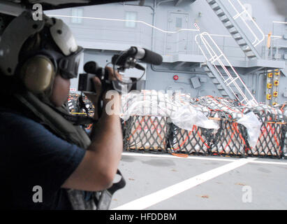 USS Essex, Andamanensee Ð (15. Mai 2008) - Voice of America-Korrespondent Luis Ramirez fängt einige Videoaufnahmen als er und andere Medien Mitglieder fahren USNS Walter S. Diehl (T-AO-193) Route nach USS Essex (LHD-2) in der Andamanensee Relief Vorbereitungen durch Seestreitkräfte der USA zu decken.  USNS Walter S. Diehl bereitet sich auf hoher See der USS Essex und anderen Schiffen der Joint Task Force (JTF) Pflege Antwort wieder aufzufüllen, wie sie sich vorbereiten, bei der Bereitstellung von Hilfe und Erleichterung für Opfer des Wirbelsturms in Birma. Die Essex-Gruppe dampft um eine mögliche humanitäre Hilfe nach Zyklon-tasking zu unterstützen Stockfoto