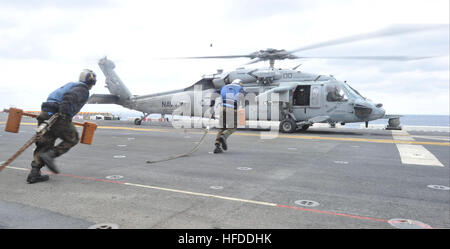 Matrosen an Bord das Mehrzweck amphibischer Angriff Schiff USS Bataan (LHD-5) randvoll und Kette ein MH-60 Seahawk tragen zwei türkische Seeleute erholt von Bataan Such- und Bergungskosten. Die Bataan amphibische Bereitschaft Gruppe ist auf eine geplante Bereitstellung unterstützen maritimer Sicherheitsoperationen Absicherung Krise Antwort Fähigkeit und Theater Kooperationen in den USA 6. Flotte Einsatzgebiet. (Foto: U.S. Navy Masse Kommunikation Spezialist Seemann Lehrling Michael J. Lieberknecht / veröffentlicht) US-Seeleute an Bord der amphibischen Angriff Schiff USS Bataan (LHD-5) laufen, Keile und c Stockfoto