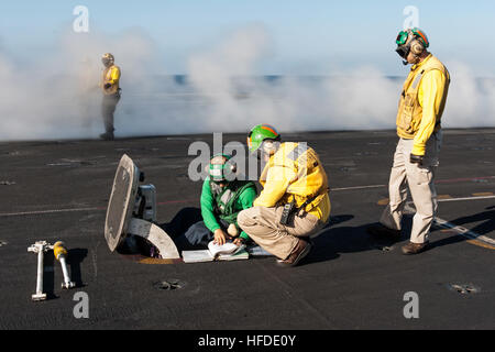 140314-N-ZG705-021 Golf von OMAN (17. März 2014) Segler bereiten einen Katapult, ein Flugzeug auf dem Flugdeck des Flugzeugträgers USS Harry S. Truman (CVN-75) zu starten. Truman, Flaggschiff der Harry S. Truman Carrier Strike Group, wird in den USA bereitgestellt 5. Flotte Aufgabengebiet Gefahrenabwehr Operationen durchführen, unterstützen Theater Sicherheitsbemühungen Zusammenarbeit und Unterstützung der Operation Enduring Freedom. (Foto: U.S. Navy Mass Communication Specialist 3. Klasse Karl Anderson/freigegeben) US-Segler bereiten einen Katapult zum Starten eines Flugzeugs auf dem Flugdeck der airc Stockfoto