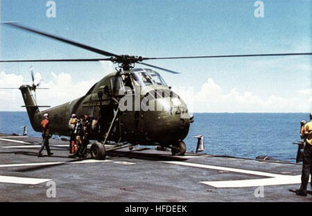 UH - 34D von HMM-363 auf USS Iwo Jima (LPH-2) c1966 Stockfoto