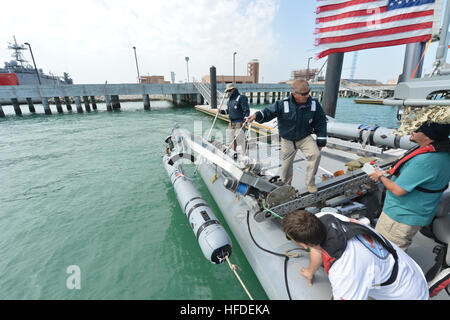 130220-N-YG591-008 MINA SALMAN PIER, Bahrain (20. Februar 2013) Unmanned Underwater Vehicle (UUV) Operatoren befestigt, Commander Task Group (CTG) 56.1, niedrigere UUV zu Testzwecken Auftrieb. CTG 56,1 bietet Grube Gegenmaßnahme, Explosive Ordnance Disposal Bergung Tauchen und Schutz für die USA zwingen 5. Flotte.   (Foto: U.S. Navy Mass Communication Specialist 2. Klasse Scott Raegen / veröffentlicht) Unbemanntes Unterwasserfahrzeug 130220-N-YG591-008 Stockfoto