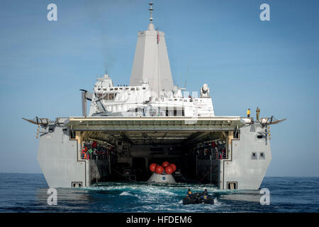 Die amphibischen Transportschiff der Dock USS San Diego (LPD 22) ist die Durchführung einer im Gange Erholung für NASA Orion Crew Modul testen. (Foto: U.S. Navy Mass Communication Specialist 1. Klasse Gary Keen/freigegeben) Im Gange Wiederherstellung testen 140220-N-OM642-291 Stockfoto