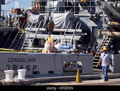 Seeleute und US-Segler zugewiesen, das Military Sealift Command Rettung und Bergung Schiff USNS erfassen (T-ARS 51) Last Fracht und Lieferungen auf das Schiff am Naval Station Guantanamo Bay, Kuba, 17. Januar 2010. Der Griff ist auf dem Weg nach Haiti im Rahmen der Operation Unified Response, humanitäre Hilfe und Katastrophenschutz Hilfsaktionen im Zuge von dem Erdbeben der Stärke 7,0 durchzuführen, die in Haiti Jan. 12 aufgetreten. (Foto: U.S. Navy Chief Masse Kommunikation Spezialist Bill Mesta/freigegeben) Einheitliche Antwort 100117-N-OH262-121 Stockfoto