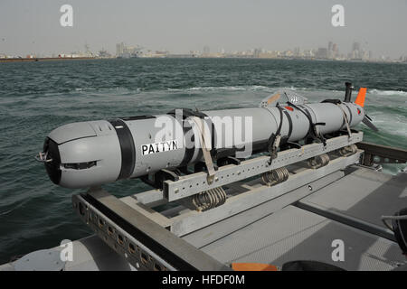 130605-N-AZ907-020 US fünfte Flotte von Verantwortung, Bahrain (5. Juni 2013) eine unbemannte Unterwasser Fahrzeug (UUV) sitzt vor der Bereitstellung von UUV Ablösung, Commander Task Group (CTG) 56,1. CTG 56,1 bietet mir Gegenmaßnahmen, explosive Ordnance Entsorgung, Bergung Tauchen, zwingen, Schutz und fördert die Zusammenarbeit Sicherheitsbemühungen Theater in den USA 5. Flotte Aufgabengebiet. (Foto: U.S. Navy Mass Communication Specialist 1. Klasse Peter Lewis/freigegeben) Unmanned Underwater Vehicle Operations 130605-N-AZ907-020 Stockfoto