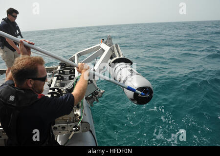 130605-N-AZ907-046 US fünfte Flotte von Verantwortung, Bahrain (5. Juni 2013) Mitglieder der Unmanned Underwater Vehicle (UUV) Ablösung, Commander Task Group (CTG) 56.1, führen ein UUV, wie es zu Wasser gelassen wird. CTG 56,1 bietet mir Gegenmaßnahmen, explosive Ordnance Entsorgung, Bergung Tauchen, zwingen, Schutz und fördert die Zusammenarbeit Sicherheitsbemühungen Theater in den USA 5. Flotte Aufgabengebiet. (Foto: U.S. Navy Mass Communication Specialist 1. Klasse Peter Lewis/freigegeben) Unmanned Underwater Vehicle Operations 130605-N-AZ907-046 Stockfoto