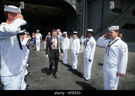 Charles H. Rivkin, US-Botschafter in Frankreich, ist Auszeichnung gerendert, während seiner Abreise aus dem Flugzeugträger USS Harry S. Truman (CVN-75) in einen Hafen zu besuchen. Truman, das Flaggschiff für die Harry S. Truman Carrier Strike Group, bereitgestellt wird, Unterstützung von maritimer Sicherheitsoperationen und Sicherheitsbemühungen Zusammenarbeit Theater in den USA 6. Flotte Aufgabengebiet. (Foto: U.S. Navy Mass Communication Specialist 3. Klasse Scott Briefmarken/freigegeben) US-Botschafter in Frankreich besucht USS Harry S. Truman 130806-N-ZM349-003 Stockfoto