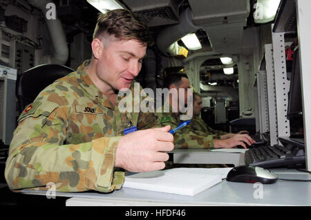 150707-N-IE405-009 SYDNEY (7. Juli 2015) Australian Army Captain Kevin Jolley, 1. Division Armee zählt 260 Stabsverstärkungskräften, die vor kurzem an Bord den USA 7. Flotte Flaggschiff USS Blue Ridge (LCC-19) eingecheckt vor der Übung Talisman Sabre 2015. Talisman Sabre 2015 ist eine bilaterale vereint gemeinsame Übung zwischen australischen und US-Militärs. Mehr als 30.000 Mitarbeiter nehmen an dieser Biennale militärische Ausbildung an verschiedenen Orten in ganz Australien im Juli. (Foto: U.S. Navy Mass Communication Specialist 2. Klasse Indra Bosko/freigegeben) Amerikanischen und australischen Truppen "an Bord" für Stockfoto