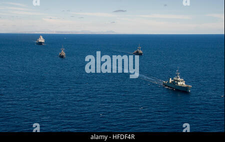 San Antonio-Klasse amphibious Transport dock Schiff USS Anchorage (LPD-23), Avenger-Klasse Mine Gegenmaßnahmen Schiffe USS Scout (MCM 8) und USS Meister (MCM 4) und kanadische Kräfte Kingston-Klasse Küstenschutz Schiff HMCS Nanaimo (702 MM) transit in Formation vor der Küste des südlichen Kalifornien als Teil des Randes des Pazifik (RIMPAC) Übung 2014. Zweiundzwanzig Nationen, 49 Schiffe, sechs u-Boote, etwa 200 Flugzeuge und 25.000 Mitarbeiter beteiligen an RIMPAC vom 26. Juni bis Aug. 1, in und um die Inseln von Hawaii und Südkalifornien. Die weltweit größte internationale maritime Übung, Stockfoto