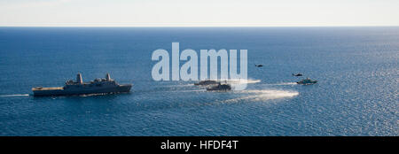 San Antonio-Klasse amphibious Transport dock Schiff USS Anchorage (LPD-23), Avenger-Klasse Mine Gegenmaßnahmen Schiffe USS Scout (MCM 8) und USS Meister (MCM 4) und kanadische Kräfte Kingston-Klasse Küstenschutz Schiff HMCS Nanaimo (702 MM) transit in Formation vor der Küste des südlichen Kalifornien als Teil des Randes des Pazifik (RIMPAC) Übung 2014. Zweiundzwanzig Nationen, 49 Schiffe, sechs u-Boote, etwa 200 Flugzeuge und 25.000 Mitarbeiter beteiligen an RIMPAC vom 26. Juni bis Aug. 1, in und um die Inseln von Hawaii und Südkalifornien. Die weltweit größte internationale maritime Übung, Stockfoto