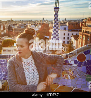 Barcelona-Handschrift. elegante touristische Frau in Mantel in Barcelona, Spanien suchen beiseite Stockfoto