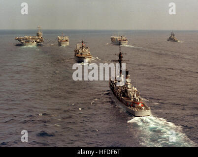 Eine allgemeine Stern Anzeigen der Träger Gruppe acht im Gange. Die Schiffe sind von links nach rechts: nuklear angetriebene Flugzeugträger USS NIMITZ (CVN-68), Nachschub Schiff USS KALAMAZOO (AOR-6), Munition Schiff USS NITRO (AE 23), Lenkwaffenzerstörer USS CHARLES F. ADAMS (DDG-2), Nachschub Schiff USS SAVANNAH (AOR-4) und Lenkflugkörper Kreuzer USS JOSEPHUS DANIELS (CG-27). (Nicht der Norm entsprechenden Bild), 05.02.1987 uns Träger Gruppe 8 im Gange im Mittelmeer im Jahr 1987 Stockfoto