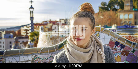 Barcelona-Handschrift. glücklich elegante touristische Frau in Mantel in Barcelona, Spanien suchen beiseite Stockfoto