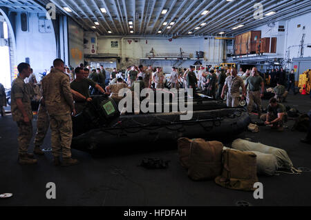 140416-N-LM312-049 EAST CHINA SEA (16. April 2014) - Marines, die 31. Marine Expeditionary Unit zugeordnet bereiten Bekämpfung Kautschuk überfallen Handwerk (CRRC) im Hangar Bucht vorwärts bereitgestellt amphibischer Angriff Schiff USS Bonhomme Richard (LHD-6). Matrosen und Marinesoldaten an Bord Bonhomme Richard stehen bereit, zur Hilfeleistung bei der Szene einer sinkenden Fähre in der Nähe der Insel Jindo vor der südwestlichen Küste der Republik Korea. (Foto: U.S. Navy Mass Communication Specialist 2. Klasse Adam D. Wainwright/freigegeben) US-Marines, 31. Marine Expeditionary Unit, die Reaktion auf die Scen zugewiesen Stockfoto