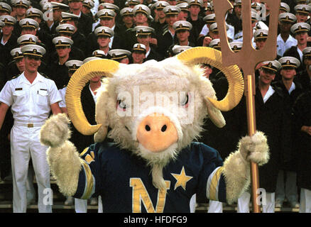 000902-N-9848G-002 United States Naval Academy, Annapolis, MD, (Sept. 2, 2000) – "das United States Naval Academy-Maskottchen Bill" führt die jubelnden Abschnitt Midshipmen, während der Akademie Eröffnungsspiel gegen Tempel in Navy Marine Corps Memorial Stadium in Annapolis, Maryland.  Foto: U.S. Navy Lieutenant Junior Grade John Gay. (FREIGEGEBEN) US Navy 000902-N-9848G-002 U.S. Naval Academy Maskottchen Stockfoto