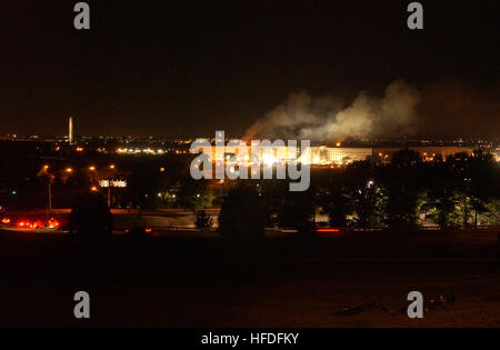 Rauch und Flammen steigen aus dem Pentagon nach einem Verkehrsflugzeugabsturz am 11. September 2001 auf, während das Notfallpersonal die Feuerlöschungs- und Suchoperationen fortsetzt. Stockfoto