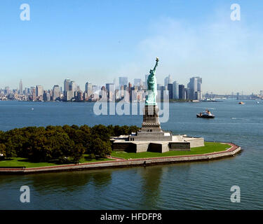 010917-N-7479T-512 Ground Zero in New York City, N.Y (17. September 2001)--die Zwillingstürme des World Trade Center in Manhattan war eine vorstehende Eigenschaft in Ansichten wie diese von der New Yorker Freiheitsstatue.  Das World Trade Center stürzte nach dem Sept. 11 Terroranschlag auf die Struktur.  Umliegenden Gebäude wurden schwer beschädigt durch den Schutt und die gewaltige Kraft der fallenden Twin Towers.  Aufräumarbeiten werden voraussichtlich monatelang weiter.  Foto: U.S. Navy Chief Photographer's Mate Eric J. Tilford.  (FREIGEGEBEN) U.S. Navy 010917-N-7479T-512 World Trade Center Einsturz Stockfoto