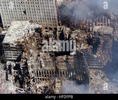 010917-N-7479T-515 Ground Zero, New York City, N.Y. (17. September 2001)--eine Luftaufnahme zeigt nur einen kleinen Teil der Tatort, wo das World Trade Center nach dem Sept. 11 Terroranschlag zusammengebrochen.  Umliegenden Gebäude wurden schwer beschädigt durch den Schutt und die gewaltige Kraft der fallenden Twin Towers.  Aufräumarbeiten werden voraussichtlich monatelang weiter.  Foto: U.S. Navy Chief Photographer's Mate Eric J. Tilford.  (FREIGEGEBEN) US Navy 010917-N-7479T-515 eine Luftaufnahme zeigt nur einen kleinen Teil der Tatort, wo das World Trade Center nach dem Sept. 11 ter zusammengebrochen Stockfoto