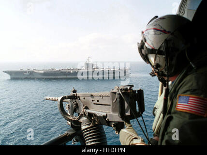 010924-N-6234S-002 Südwestasien (24. September 2001)--ein Chief Kriegsführung Systeme Flugbetriebsunternehmen scannt den Horizont über USS Carl Vinson (CVN-70) hinter seinem GAU-16 50 Kaliber Maschinengewehr an Bord ein SH - 60 H "Seahawk" Hubschrauber.  Die Kampfgruppe USS Carl Vinson (CVN-70) ist auf einen geplanten sechsmonatigen Einsatz.  U.S. Navy Photo by Chief Fotograf Mate Daniel E. Smith.  (FREIGEGEBEN) U.S. Navy 010924-N-6234S-002 Kampfgruppe USS Carl Vinson Stockfoto