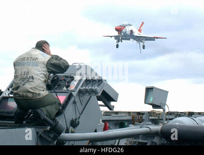 020208-N-3653A-002 auf hoher See an Bord der USS George Washington (CVN-73) 8. Februar 2002 überwacht Ð Lt. CMdR Joseph Niedermair von Olney, MD, die Landung von einer T-45 ÒGoshawkÓ von Training Squadron Two One (VT-21) im Endanflug.  Norfolk, VA, führt auf der Grundlage Flugzeugträger Träger Qualifikationen im westlichen Atlantik.  U.S. Navy Photo von PhotographerÕs Mate 3. Klasse Summer M. Anderson.  (FREIGEGEBEN) U.S. Navy 020208-N-3653A-002 USS Washington - Habicht Stockfoto