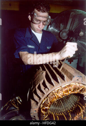 Ein Engineman an an Bord der USS John F. Kennedy (CV 67) führt eine Überholung der Klasse B an einem elektrischen Entlüftungsmotor durch, während das Schiff und der Carrier Air Wing Missionen zur Unterstützung der Operation Enduring Freedom durchführen. Stockfoto