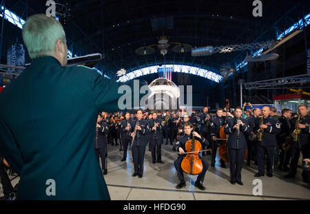 El Paso, Texas, Native Oberst Larry H. Lang, Kommandant und Dirigent für die US Air Force Band, führt die Band zweite Urlaub Flash-Mob. Die Band erste Flashmob video im Dezember 2013 ging virale und wurde von Millionen auf der ganzen Welt angesehen. Air Force Band erhält einen weiteren Sieg mit Flash-Mob 141202-N-WY366-284 Stockfoto