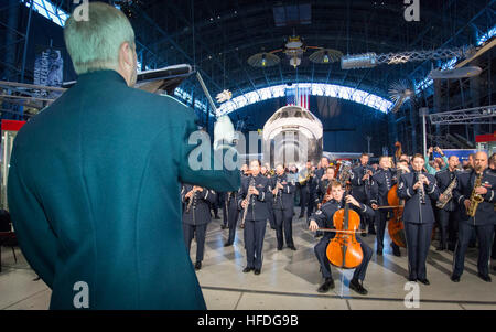 El Paso, Texas, Native Oberst Larry H. Lang, Kommandant und Dirigent für die US Air Force Band, führt die Band zweite Urlaub Flash-Mob. Die Band erste Flashmob video im Dezember 2013 ging virale und wurde von Millionen auf der ganzen Welt angesehen. Air Force Band erhält einen weiteren Sieg mit Flash-Mob 141202-N-WY366-338 Stockfoto