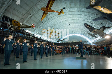 Die US Air Force Band erreicht ebenfalls zum ersten Mal mit einen Flashmob in einem Flash-Mob. Nach Abschluss der ersten Flashmob von Space Shuttle Discovery, überrascht die Band weiter das Publikum mit einem Follow-on Flashmob angrenzend an die SR-71 Blackbird. El Paso, Texas, Native Oberst Larry H. Lang, Kommandant und Dirigent für die US Air Force Band führt. Air Force Band erhält einen weiteren Sieg mit Flash-Mob 141202-N-WY366-535 Stockfoto