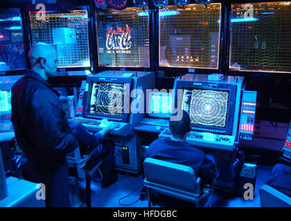 020318-N-0012S-004 auf hoher See an Bord der USS John F. Kennedy (CV-67) 18. März 2002--Air Traffic Controller 1. Klasse Michael Brown überwacht andere Controlmen in der ShipÕs Carrier Air Traffic Control Center (CATCC) Flugzeug Nacht Flugbetrieb durchzuführen.  Kennedy und eingeschifften Carrier Air Wing Seven (CVW-7) führen Missionen zur Unterstützung der Operation Enduring Freedom.  Foto: U.S. Navy des Fotografen Mate 2. Klasse Travis L. Simmons.  (FREIGEGEBEN) US Marine-020318-N-0012S-004-Carrier Air Traffic Control Center (CATCC) Stockfoto