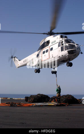 020327-N-6713R-124 auf hoher See an Bord der USS John C. Stennis (CVN-74) 27. März 2002--im Auftrag von US Military Sealift Command, liefert ein Französisch-made SA-330J "Super Puma" Fracht auf dem Flugdeck vom Military Sealift Command Schiff USNS Spica (T-AFS-9).  John C. Stennis und Carrier Air Wing Nine (CVW-9) werden zur Unterstützung der Operation Enduring Freedom eingesetzt.  US Navy Foto des Fotografen Mate Airman Andre Rhoden.  (FREIGEGEBEN) UNS Marine 020327-N-6713R-124 USS Stennis - SA-330J Super Puma Stockfoto