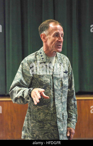 Air Force Generalleutnant Norman Seip, Kommandeur der 12. Luftwaffe und Air Forces Southern, spricht mit Joint Task Force Guantanamo Flieger bei einem All-Hände-Anruf hier, 9. April 2008. Seip Haushaltsfragen und der gestiegenen Nachfrage für taktische Luft Kontrollpersonals, unbemannte Flugsysteme und Cyber-Kriegsführung sowie fielding JTF-spezifische Fragen angesprochen. JTF Guantanamo führt durch sichere und humane Pflege und Obhut von Festgenommenen feindlichen Kämpfern. Die JTF führt Verhör Operationen um strategische Intelligenz zur Unterstützung der globalen Krieg gegen den Terror zu sammeln und unterstützt die Strafverfolgungsbehörden und Krieg crim Stockfoto