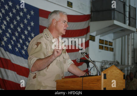 020416-N-8505J-026 auf See richtet sich an Bord der USS John C. Stennis (CVN-74) 16. April 2002--Vice Admiral Timothy J. Keating, Commander, US fünfte Flotte, Matrosen und Marinesoldaten in den Hangar Bucht von John C Stennis.  Vize-Admiral Keating besucht der Flugzeugträger um das Schiff Team für ihre Beiträge zum Krieg gegen den Terrorismus zu danken.  Seit Mitte Dezember Durchführung von Kampfhandlungen in Unterstützung der Operation Enduring Freedom ist John C. Stennis und seine eingeschifften Carrier Air Wing Nine (CVW-9) auf der Station.  US Navy Foto des Fotografen 3. Klasse Quinton Jackson. (FREIGEGEBEN) US Navy 020416-N-8505J-02 Stockfoto