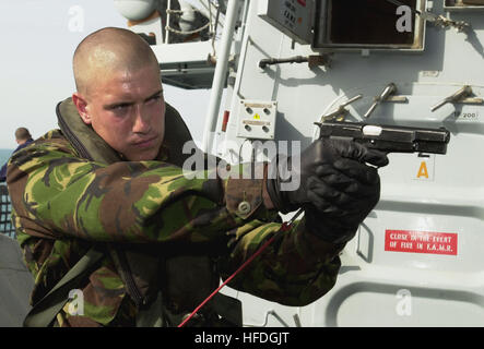 020417-N-6077T-021 auf hoher See an Bord der HMS Portland (F 79) 17. April 2002--MNE Nick Mühlen aus Leicester, England, derzeit angeschlossen "o-Geschwader der Flotte Protection Group Royal Marines, (FPGRM), sichert eine Fläche während der Übungen an Bord der britischen Royal Navy Fregatte einsteigen.  Portland ist auf einer geplanten sieben-Monats-Bereitstellung mit Koalitionstruppen Operation Enduring Freedom.  U.S. Navy Photo von PhotographerÕs Mate 1. Klasse Kevin H. Tierney.  (FREIGEGEBEN) U.S. Navy 020417-N-6077T-021 britische königliche Marine Seemann Stockfoto