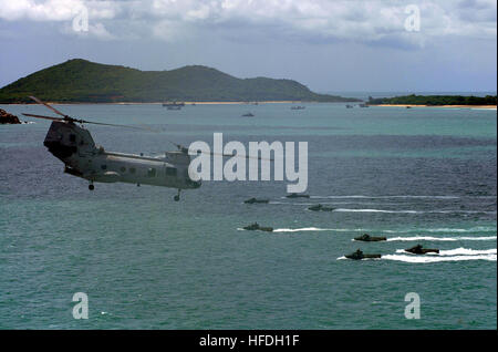 020528-N-0401E-003 Hat Yao Beach, Thailand (28. Mai 2002)--A US Marine CH-46 "Sea Knight" Hubschrauber, der 31. Marine Expeditionary Unit zugeordnet fliegt über sieben Royal Thai Marine Corps amphibischen Angriff Fahrzeuge (Flugabwehrpanzer), wie sie den Kopf in Richtung Hat Yao Beach während eines kombinierten amphibischen Landung-Kraft-Trainings (CALFEX).  Die Übung ist Teil des Cobra Gold 2002.  Cobra Gold 2002 ist die 21. US Pacific Command-Übung in Thailand durchgeführt Nachweis der Fähigkeit der US-Streitkräfte schnell bereitzustellen und Operationen Joint-kombiniert mit der Thai und Singapur bewaffnete Kräfte.  U.S. Navy p Stockfoto