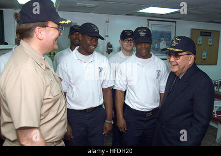 020529-N-4178C-001 an Bord USS Gary (FFG 51) Yokosuka, Japan (29. Mai 2002)--besucht US-Senator Daniel K. Inouye (D-Hawaii) mit Matrosen an Bord der Fregatte USS Gary während des Senators Goodwill Reise weiterleiten Seestreitkräfte in Yokosuka, Japan stationiert bereitgestellt.  Senator Inouye betonte den Zweck seiner Reise war es, gerecht zu werden und danken vorwärts bereitgestellten Segler mit den Vereinigten Staaten im Ausland.  Senator Inouye traf sich auch mit Matrosen an Bord der 7. Flotte Befehl Schiff USS Blue Ridge (LCC-19) und Kommandant, Flotte Aktivitäten, Yokosuka, Japan.  Foto: U.S. Navy Journalist 1. Klasse Bruce Cummins.  (RELEA Stockfoto