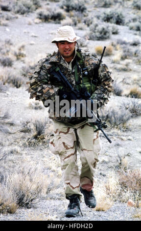 020602-O-0000 X-001 Fallon, Nevada (2. Juni 2003)--A SEAL (Meer, Luft und Land) Team-Mitglied beteiligt sich an einer Übung während der Forward Air Controller (FAC) Schule in Fallon, Nevada  Dichtungen verwendet diese Fähigkeiten identifizieren potenzielle Ziele für spezielle Operationen erzwingt und Warnung Koalition Bodentruppen der nahe gelegenen feindlichen Tätigkeit während der Operation Iraqi Freedom.  US Navy Foto.  (FREIGEGEBEN) U.S. Navy 020602-O-0000 X-001 A SEAL (Meer, Luft und Land) Team-Mitglied beteiligt sich an einer Übung während der Forward Air Controller (FAC) Schule in Fallon, Nev Stockfoto