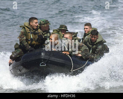 020607-N-8590B-002 San Diego, CA (7. Juni 2002)--Marines von Fox Company, 2. Bataillon, 4. Marinen, bereiten Sie auf einem simulierten Feind kontrollierten Strand während der Übungen in der Bucht von San Diego zu landen.  Die Marines sind stationiert in Camp Pendleton und üben diese Simulation jährlich.  U.S. Navy Photo von PhotographerÕs Mate Airman Andrew Betting.  (FREIGEGEBEN) US Navy 020607-N-8590B-002 Marine Strand Angriff Stockfoto