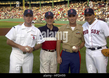 020703-N-7422B-001 Boston, MA (3. Juli 2002)--(V.l.) Torpedoman Mate 3. Klasse Brian Ryan, Secretary Of The Navy Gordon England, US Marine Kapitän Israel Garcia und Boston Red Sox Catcher Doug Mirabelli posieren im Bostoner Fenway Park vor einem Red Sox Spiel bei dem Kapitän Garcia und Petty Officer Ryan den zeremoniellen ersten Pitch warf.  U.S. Navy Photo von Journalist Seemann Joe Burgess.  (FREIGEGEBEN) U.S. Navy 020703-N-7422B-001 Torpedoman Mate 3. Klasse Brian Ryan, Secretary Of The Navy Gordon England, US Marine Kapitän Israel Garcia und Boston Red Sox Catcher Doug Mirabelli Stockfoto