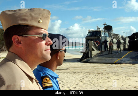 Marinepersonal führte im Rahmen von Rim of the Pacific (RIMPAC) 2002 eine Übung zur Ausbildung von amphibischen Angriffen auf der Bellows Air Force Station, Hawaii, durch, einschließlich ausländischer Beobachter der Royal Malaysian Navy, um taktische Fähigkeiten und multinationale Zusammenarbeit auf See zu verbessern. Stockfoto