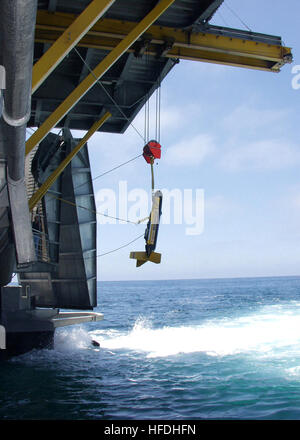 020725-N-2354M-012 auf hoher See an Bord des High-Speed-Schiffes Joint Venture (HSV-X1) 25. Juli 2002--ist eine Side-Scan Sonar-Einheit in den Gewässern vor der Küste von Kalifornien beim Flotte Schlacht Experiment Juliet (FBE-J) abgesenkt.  Sonar wird verwendet, um suchen Unterwasserminen zu ermöglichen, sichere Navigation der amphibischen Kräfte zu erreichen die Küste, während der Übungen zur Unterstützung der "Millennium Challenge 2002." MC-02 ist dieser Nation führenden Gelenk Integration Event, live Bereich Übungen und Simulationen am Computer in das Department of Defense zusammenbringt.  Foto: U.S. Navy des Fotografen Mate 2 Stockfoto