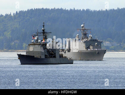 080730-N-7656R-001 SEATTLE (30. Juli 2008) der Ticonderoga-Klasse Kreuzer USS Princeton (CG-59) und Whidbey Island-Klasse amphibischen dock Landungsschiff USS Germantown (LSD 42) führen die Parade der Schiffe, kick-off 2008 59. jährlichen Seattle Seafair Flotte Wek. Während des einwöchigen Aufenthalts in Seattle erhalten Segler die Gemeinde kennenlernen. Marine Wochen sollen zur Sensibilisierung in städtischen Gebieten, die keine bedeutende Navy Präsenz verfügen. (Foto: U.S. Navy Mass Communication Specialist 2. Klasse Eric J. Rowley/freigegeben) 080730-N-7656R-001 Stockfoto